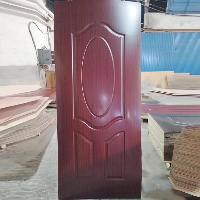 Pieles de madera rojo oscuro de la chapa de la puerta rasante, apartamento usando pieles plásticas de la puerta del PVC