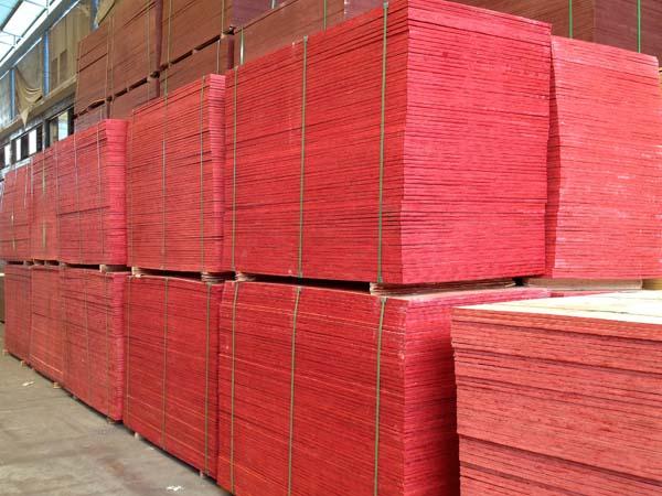 La película laminada pegamento 18m m impermeable rojo del verde 9m m 12m m 15m m WBP hizo frente a la madera contrachapada prensa caliente de 2 veces