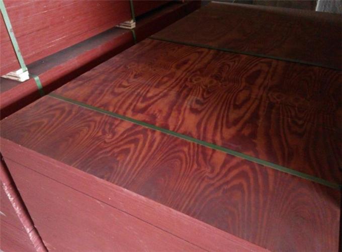 La película laminada pegamento 18m m impermeable rojo del verde 9m m 12m m 15m m WBP hizo frente a la madera contrachapada prensa caliente de 2 veces