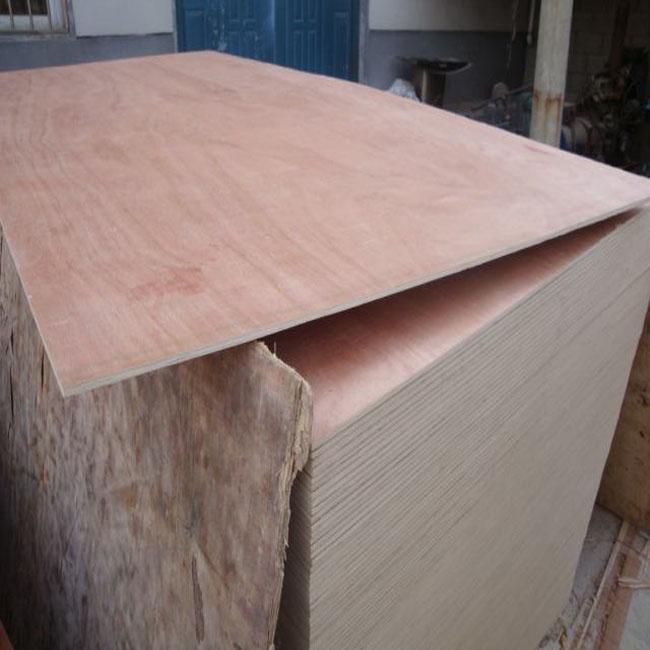 base completa del álamo de la chapa de 4m m Okoume de la calidad comercial del pegamento de madera de la madera contrachapada E1