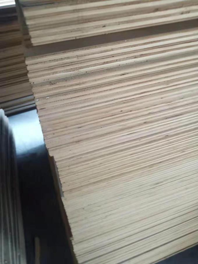 La capa de la madera dura de Okoume del grado del BB cubre la decoración de madera lateral de la chapa de la prensa la caliente de 2 veces