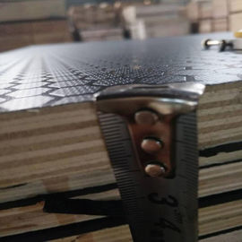 China madera contrachapada hecha frente fenólica antirresbaladiza gruesa de 12m m con la prensa caliente del paso acelerado fábrica