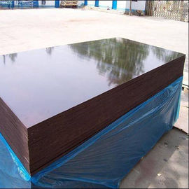 China la película de 18m m Brown hizo frente al pegamento de la melamina de la base del álamo de la madera contrachapada para la construcción fábrica