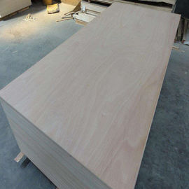 China base completa del álamo de la chapa de 4m m Okoume de la calidad comercial del pegamento de madera de la madera contrachapada E1 fábrica