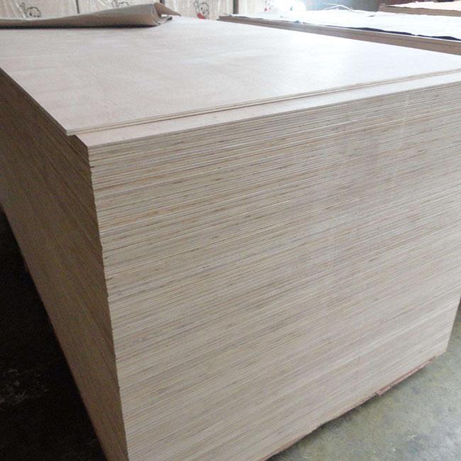 base completa del álamo de la chapa de 4m m Okoume de la calidad comercial del pegamento de madera de la madera contrachapada E1